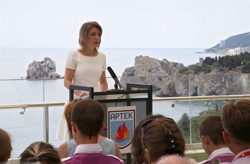 Người phát ngôn Bộ Ngoại giao Nga Maria Zakharova phát biểu trong cuộc họp báo ở Gurzuf ngày 7/7. EPA/TTXVN