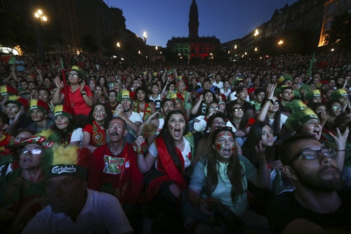 Niềm vui chiến thắng của các cổ động viên Bồ Đào Nha tại Porto. EPA/TTXVN Niềm vui chiến thắng của các cổ động viên Bồ Đào Nha tại Porto. EPA/TTXVN