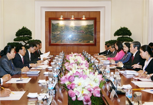 Sáng 11/7/2016, tại Trụ sở Trung ương Đảng, đồng chí Đinh Thế Huynh, Uỷ viên Bộ Chính trị, Thường trực Ban Bí thư và đồng chí Đặng Thị Ngọc Thịnh, Phó Chủ tịch nước hội đàm với đồng chí Phankham Viphavanh, Uỷ viên Bộ Chính trị, Thường trực Ban Bí thư Trung ương Đảng Nhân dân Cách mạng Lào, Phó Chủ tịch nước Cộng hoà Dân chủ Nhân dân Lào đang thăm chính thức Việt Nam. Ảnh: Nguyễn Dân – TTXVN