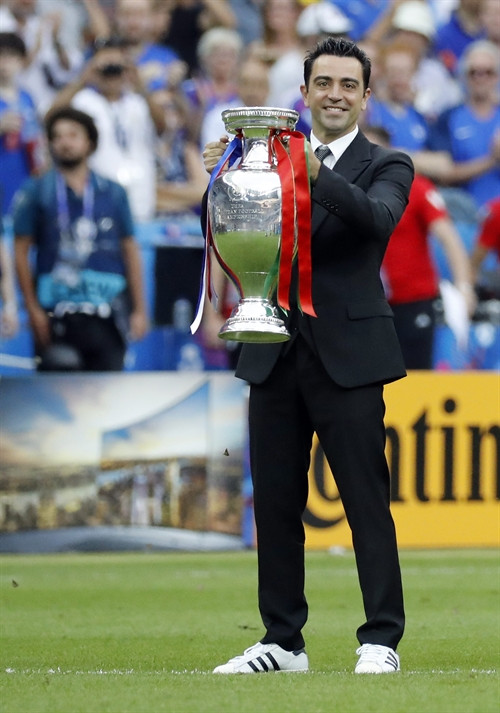 Liên đoàn bóng đá châu Âu (UEFA) thông báo cựu tiền vệ Tây Ban Nha Xavi Hernandez (ảnh) là người trao chức cúp vô địch EURO 2016 cho đội thắng cuộc trong trận Chung kết giữa Bồ Đào Nha và Pháp diễn ra trên sân vận động Stade de France ở thủ đô Paris ngày 10/7. Xavi từng là trụ cột và là nguồn cảm hứng giúp đội tuyển Tây Ban Nha vô địch EURO hai lần liên tiếp vào các năm 2008 và 2012 cũng như vô địch World Cup năm 2010. EPA/TTXVN Liên đoàn bóng đá châu Âu (UEFA) thông báo cựu tiền vệ Tây Ban Nha Xavi Hernandez (ảnh) là người trao chức cúp vô địch EURO 2016 cho đội thắng cuộc trong trận Chung kết giữa Bồ Đào Nha và Pháp diễn ra trên sân vận động Stade de France ở thủ đô Paris ngày 10/7. Xavi từng là trụ cột và là nguồn cảm hứng giúp đội tuyển Tây Ban Nha vô địch EURO hai lần liên tiếp vào các năm 2008 và 2012 cũng như vô địch World Cup năm 2010. EPA/TTXVN