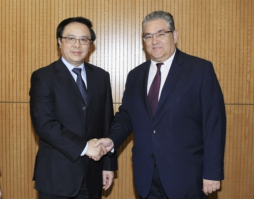 Sáng 11/7/2016, tại Hà Nội, đồng chí Hoàng Bình Quân, Uỷ viên Trung ương Đảng, Trưởng ban Đối ngoại Trung ương hội đàm với Tổng Bí thư Đảng Cộng sản Hy Lạp Dimitrios Koutsoumpas đang thăm và làm việc tại Việt Nam. Ảnh: Phạm Kiên – TTXVN