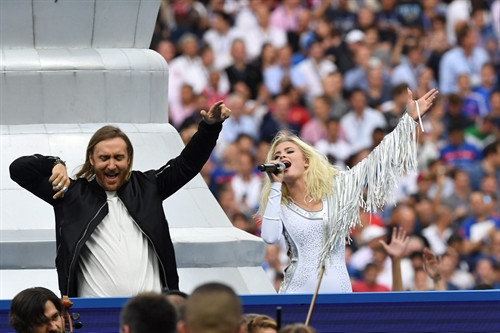 DJ người Pháp David Guetta và Nữ ca sĩ Thụy Điển Zara Maria Larsson biểu diễn tại Lễ bế mạc trước trận chung kết Giải bóng đá Vô địch Châu Âu (UEFA EURO) 2016 giữa Bồ Đào Nha và Pháp diễn ra trên sân vận động Stade de France ở Saint-Denis ngày 10/6. EPA/TTXVN DJ người Pháp David Guetta và Nữ ca sĩ Thụy Điển Zara Maria Larsson biểu diễn tại Lễ bế mạc trước trận chung kết Giải bóng đá Vô địch Châu Âu (UEFA EURO) 2016 giữa Bồ Đào Nha và Pháp diễn ra trên sân vận động Stade de France ở Saint-Denis ngày 10/6. EPA/TTXVN