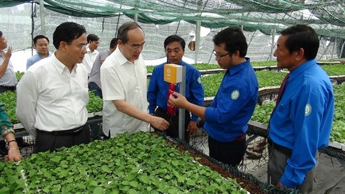 Đồng chí Nguyễn Thiện Nhân tham quan Trung tâm ứng dụng công nghệ cao Đồng Tháp. Ảnh: Huỳnh Phúc Hậu – TTXVN