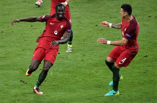 Người hùng Eder (trái) chia vui với đồng đội sau khi ghi bàn thắng vàng cho đội Bồ Đào Nha. AFP/TTXVN Người hùng Eder (trái) chia vui với đồng đội sau khi ghi bàn thắng vàng cho đội Bồ Đào Nha. AFP/TTXVN