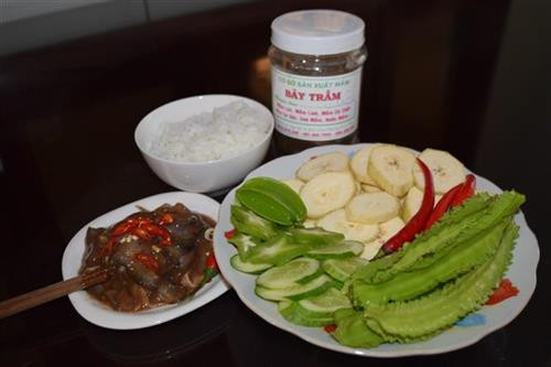 Mắm cá chốt thường được ăn kèm với rau sống, trái chuối chát xắt lát, khế và cơm nguội. Ảnh: Chương Đài - TTXVN