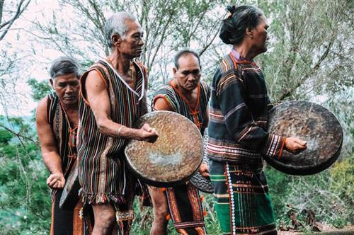 Diễn tấu cồng chiêng của người M’Nông, dân tộc bản địa lâu đời nhất tỉnh Đắk Nông. Ảnh: TTXVN phát Diễn tấu cồng chiêng của người M’Nông, dân tộc bản địa lâu đời nhất tỉnh Đắk Nông. Ảnh: TTXVN phát