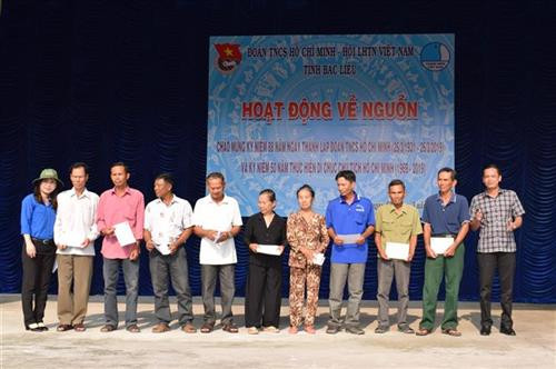 Tỉnh Đoàn Bạc Liêu trao các phần quà cho các hộ gia đình chính sách. Ảnh: Nhật Bình - TTXVN.