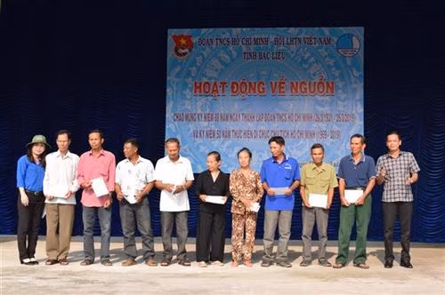 Tỉnh Đoàn Bạc Liêu trao các phần quà cho các hộ gia đình chính sách. Ảnh: Nhật Bình - TTXVN.