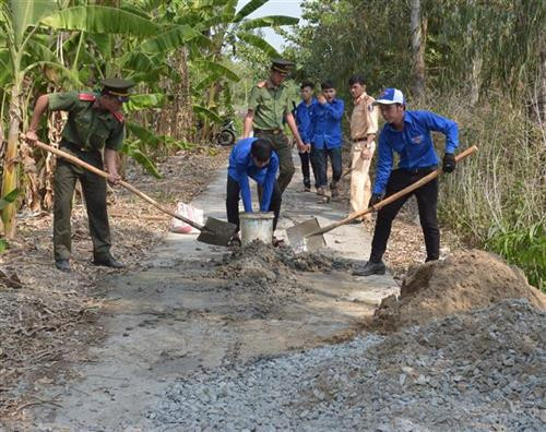 Đoàn viên, thanh niên tỉnh Bạc Liêu tham gia sửa hơn 3,2km tuyến đường bê tông nông thôn. Ảnh: Nhật Bình - TTXVN.