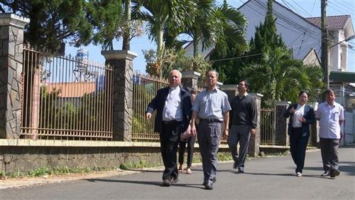 Con đường do Linh mục Dương Công Hồ vận động làm mới. Ảnh: Đặng Tuấn - TTXVN Con đường do Linh mục Dương Công Hồ vận động làm mới. Ảnh: Đặng Tuấn - TTXVN