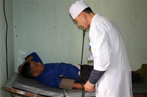 Chăm sóc sức khỏe ban đầu cho người cao tuổi tại Trạm Y tế xã Bó Mười, huyện Thuận Châu (Sơn La). Ảnh: Diệp Anh - TTXVN Chăm sóc sức khỏe ban đầu cho người cao tuổi tại Trạm Y tế xã Bó Mười, huyện Thuận Châu (Sơn La). Ảnh: Diệp Anh - TTXVN