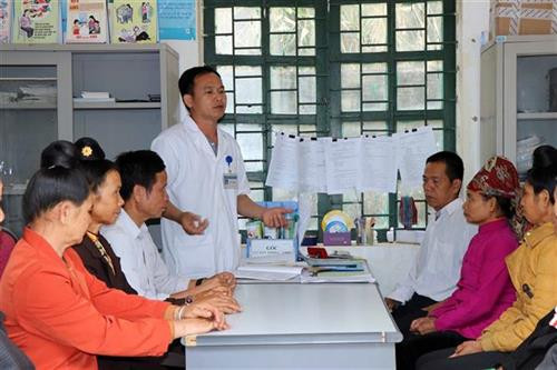 Tuyên truyền, lồng ghép nội dung chăm sóc sức khỏe người cao tuổi tại các buổi khám sức khỏe định kỳ tại xã Bó Mười, huyện Thuận Châu (Sơn La). Ảnh: Diệp Anh - TTXVN Tuyên truyền, lồng ghép nội dung chăm sóc sức khỏe người cao tuổi tại các buổi khám sức khỏe định kỳ tại xã Bó Mười, huyện Thuận Châu (Sơn La). Ảnh: Diệp Anh - TTXVN