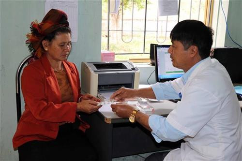 Người cao tuổi được tư vấn cách bảo vệ, chăm sóc và nâng cao sức khỏe tại cơ sở y tế. Ảnh: Diệp Anh - TTXVN Người cao tuổi được tư vấn cách bảo vệ, chăm sóc và nâng cao sức khỏe tại cơ sở y tế. Ảnh: Diệp Anh - TTXVN