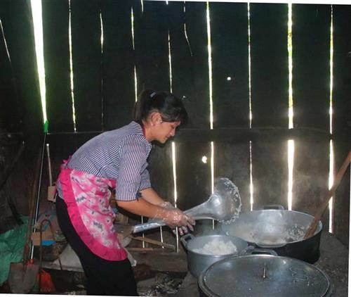 Nhân viên cấp dưỡng nấu cơm cho học sinh trường bán trú. Ảnh: Chu Hiệu - TTXVN Nhân viên cấp dưỡng nấu cơm cho học sinh trường bán trú. Ảnh: Chu Hiệu - TTXVN