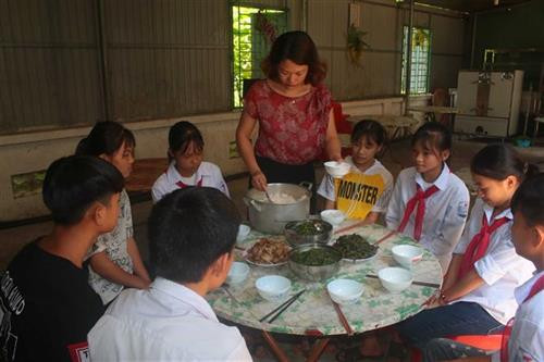 Một bữa ăn của học sinh Trường PTDTBT THCS Kim Cúc, huyện Bảo Lạc (Cao Bằng). Ảnh: Chu Hiệu - TTXVN Một bữa ăn của học sinh Trường PTDTBT THCS Kim Cúc, huyện Bảo Lạc (Cao Bằng). Ảnh: Chu Hiệu - TTXVN