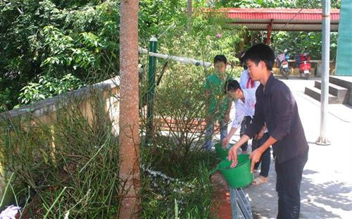 Học sinh Trường PTDTBT THCS Kim Cúc, huyện Bảo Lạc (Cao Bằng) tham gia tạo cảnh quan nhà trường. Ảnh: Chu Hiệu - TTXVN Học sinh Trường PTDTBT THCS Kim Cúc, huyện Bảo Lạc (Cao Bằng) tham gia tạo cảnh quan nhà trường. Ảnh: Chu Hiệu - TTXVN