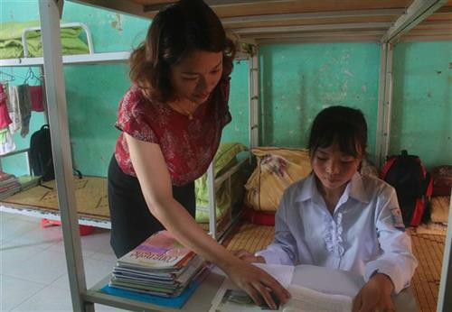Học tại trường bán trú, học sinh được các thầy, cô giáo thường xuyên quan tâm việc học hành. Ảnh: Chu Hiệu - TTXVN Học tại trường bán trú, học sinh được các thầy, cô giáo thường xuyên quan tâm việc học hành. Ảnh: Chu Hiệu - TTXVN