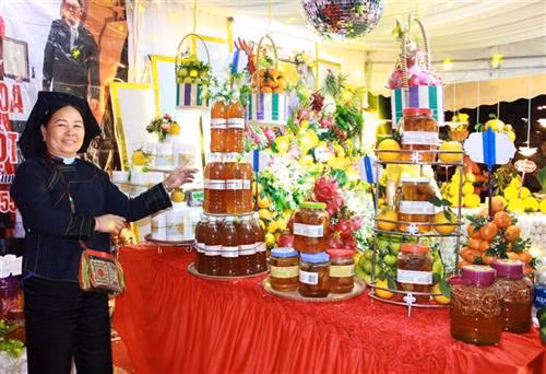 Gian trưng bày sản phẩm đặc trưng tại Hội chợ. Ảnh: Đồng Thúy - TTXVN