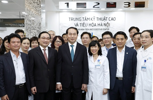 Chủ tịch nước Trần Đại Quang với các cán bộ, bác sĩ, nhân viên y tế Bệnh viện Xanh Pôn. Ảnh: Nhan Sáng-TTXVN