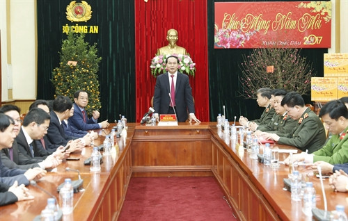 Chủ tịch nước Trần Đại Quang đi thăm, kiểm tra và chúc Tết cán bộ, chiến sỹ Trung tâm thông tin chỉ huy, Bộ Công an. Ảnh: Nhan Sáng-TTXVN