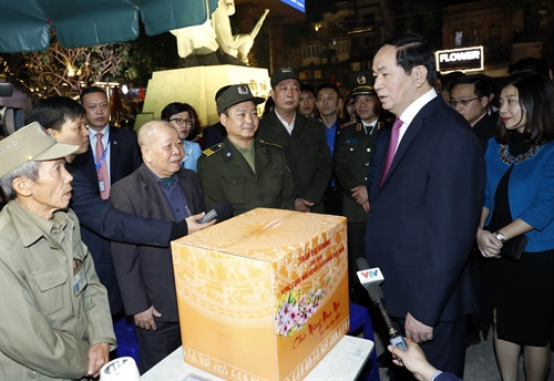 Chủ tịch nước Trần Đại Quang đi thăm, kiểm tra và tặng quà Tết cho các đồng chí đang làm nhiệm vụ tuần tra, kiểm soát tại Tượng đài Quyết tử cho Tổ quốc quyết sinh ở phường Lý Thái Tổ, quận Hoàn Kiếm. Ảnh: Nhan Sáng-TTXVN