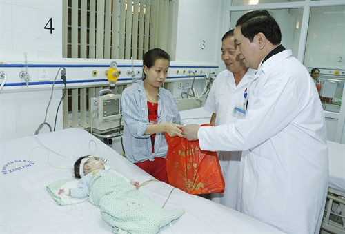 Chủ tịch nước Trần Đại Quang thăm, tặng quà Tết cho bệnh nhi đang điều trị tại Bệnh viện Xanh Pôn. Ảnh: Nhan Sáng-TTXVN