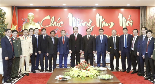 Chủ tịch nước Trần Đại Quang với các đồng chí lãnh đạo Thành ủy, Hội dồng nhân dân, Ủy ban nhân dân Thành phố Hà Nội. Ảnh: Nhan Sáng-TTXVN