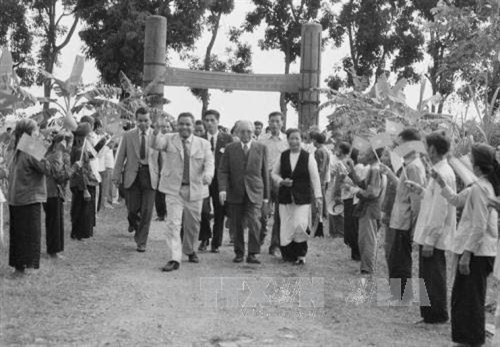 Đoàn đại biểu Quốc hội Campuchia do Chủ tịch Chea Sim dẫn đầu, thăm Hợp tác xã nông nghiệp Đa Tốn (huyện Gia Lâm, Hà Nội) trong chuyến thăm chính thức Việt Nam ngày 19/11/1982. Ảnh: Tư liệu TTXVN Đoàn đại biểu Quốc hội Campuchia do Chủ tịch Chea Sim dẫn đầu, thăm Hợp tác xã nông nghiệp Đa Tốn (huyện Gia Lâm, Hà Nội) trong chuyến thăm chính thức Việt Nam ngày 19/11/1982. Ảnh: Tư liệu TTXVN