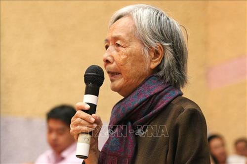 Cử tri phản ánh về sai phạm tại dự án Khu đô thị mới Thủ Thiêm. Ảnh: Trần Xuân Tình - TTXVN Cử tri phản ánh về sai phạm tại dự án Khu đô thị mới Thủ Thiêm. Ảnh: Trần Xuân Tình - TTXVN