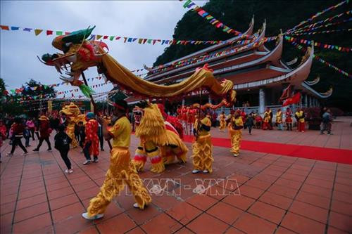 Lối đi trong động cung tiên là nơi thờ Phật bà và 12 vị tiên nữ. Ảnh: Trọng Đạt - TTXVN Múa rồng trong ngày khai hội chùa Tiên. Ảnh: Trọng Đạt - TTXVN Du khách và phật tử thắp hương trong chính điện chùa Tiên. Ảnh: Trọng Đạt - TTXVN Quanh cảnh buổi lễ. Ảnh: Trọng Đạt - TTXVN Hàng nghìn du khách, phật tử và người dân địa phương tham dự lễ hội. Ảnh: Trọng Đạt - TTXVN Lối đi trong động cung tiên là nơi thờ Phật bà và 12 vị tiên nữ. Ảnh: Trọng Đạt - TTXVN Múa rồng trong ngày khai hội chùa Tiên. Ảnh: Trọng Đạt - TTXVN Du khách và phật tử thắp hương trong chính điện chùa Tiên. Ảnh: Trọng Đạt - TTXVN Quanh cảnh buổi lễ. Ảnh: Trọng Đạt - TTXVN Hàng nghìn du khách, phật tử và người dân địa phương tham dự lễ hội. Ảnh: Trọng Đạt - TTXVN