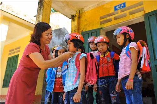 Hình ảnh cô giáo như mẹ hiền với sự quan tâm tới những học sinh nghèo vùng cao. Ảnh: Minh Đức - TTXVN