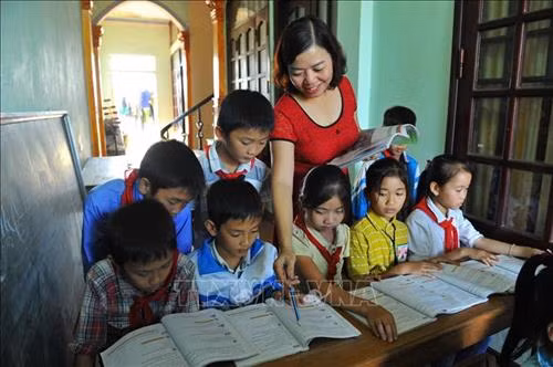 Ngoài nấu cơm nuôi học sinh vào mỗi buổi trưa cô còn dậy miễn phí tại nhà cho các em học sinh nghèo. Ảnh: Minh Đức - TTXVN