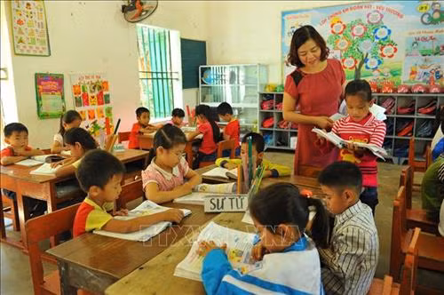 Cô giáo Nguyễn Thị Hạnh Nguyên trong giờ lên lớp tại điểm trường lẻ Quảng Mào. Ảnh: Minh Đức - TTXVN