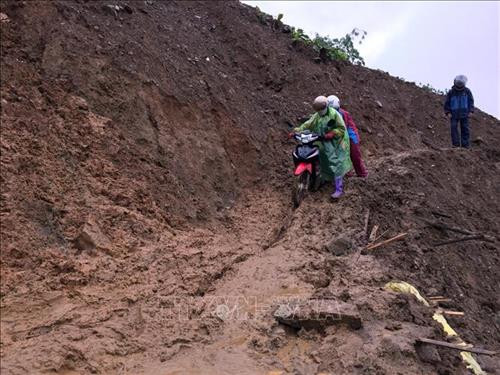 Gian nan đường đến trường của các giáo viên vùng cao Ảnh: Hữu Quyết - TTXVN Gian nan đường đến trường của các giáo viên vùng cao Ảnh: Hữu Quyết - TTXVN