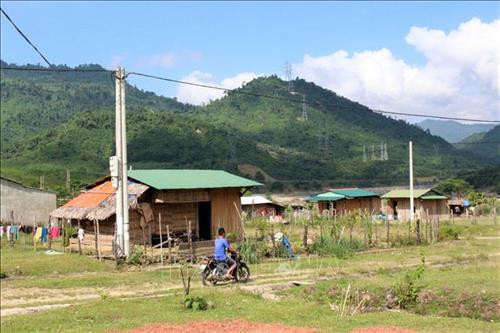 Khu tái định cư mới của thôn Pà Căng, xã Cà Dy, huyện Nam Giang hiện có 20 hộ dân sinh sống thuộc đối tượng áp dụng của Nghị quyết số 12/ 2017/ NQ-HĐND tỉnh Quảng Nam. Ảnh: Đỗ Trưởng - TTXVN Khu tái định cư mới của thôn Pà Căng, xã Cà Dy, huyện Nam Giang hiện có 20 hộ dân sinh sống thuộc đối tượng áp dụng của Nghị quyết số 12/ 2017/ NQ-HĐND tỉnh Quảng Nam. Ảnh: Đỗ Trưởng - TTXVN