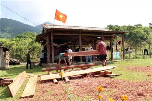 Người dân giúp nhau dựng nhà ở trong khu tái định cư mới của thôn Pà Căng, xã Cà Dy, huyện Nam Giang. Ảnh: Đỗ Trưởng - TTXVN Người dân giúp nhau dựng nhà ở trong khu tái định cư mới của thôn Pà Căng, xã Cà Dy, huyện Nam Giang. Ảnh: Đỗ Trưởng - TTXVN