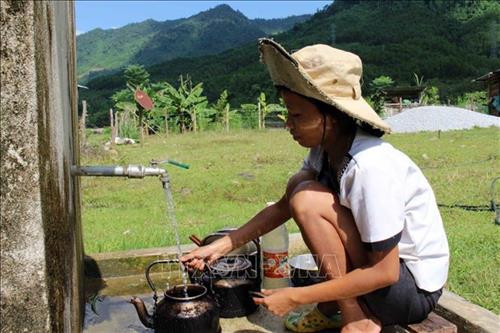Người dân sử dụng nước sinh hoạt ở khu tái định cư mới của thôn Pà Căng, xã Cà Dy, huyện Nam Giang. Ảnh: Đỗ Trưởng - TTXVN Người dân sử dụng nước sinh hoạt ở khu tái định cư mới của thôn Pà Căng, xã Cà Dy, huyện Nam Giang. Ảnh: Đỗ Trưởng - TTXVN