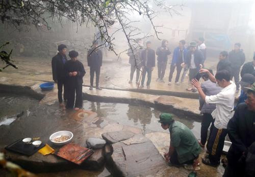 Từ ngày mùng 8 tháng Giêng, người Hà Nhì đen ở thôn Lao Chải 1 đã mổ gà, mổ chó làm lễ căng dây cấm bản trong 5 ngày để thực hiện lễ Gà Ma Do. Rạng sáng mùng 9 tháng Giêng, các gia đình làm cơm cúng tổ tiên ở bàn thờ gia tiên. Một người cao tuổi trong thôn được lựa chọn mang lửa đến đầu nguồn nước của bản để nổi lửa đun nước. Mỗi gia đình cử một nam thanh niên mang một thanh củi đến góp và tham gia lễ cúng đầu nguồn nước. Mọi người cùng thu gom rác, dọn vệ sinh, làm sạch khu vực có nguồn nước của bản. Thầy cúng mổ một đôi gà trống mái làm lễ hiến tế Thần Nước. Các lễ vật gồm thịt gà, thịt lợn, chè gừng, rau, rượu… được đặt lên bàn thờ đá. Hai thầy cúng làm lễ cúng thể hiện sự thành kính, tri ân Thần Nước, cầu mong vị thần ban cho thôn những điều tốt đẹp. Sau lễ cúng Thần Nước, thầy cúng là người đầu tiên được phép lấy nước để mang đi làm lễ cúng Thần Rừng tại rừng cấm của thôn. Đại diện các gia đình khấn vái trước bàn thờ đá với tâm nguyện bảo vệ nguồn nước của thôn. Từ ngày mùng 8 tháng Giêng, người Hà Nhì đen ở thôn Lao Chải 1 đã mổ gà, mổ chó làm lễ căng dây cấm bản trong 5 ngày để thực hiện lễ Gà Ma Do. Rạng sáng mùng 9 tháng Giêng, các gia đình làm cơm cúng tổ tiên ở bàn thờ gia tiên. Một người cao tuổi trong thôn được lựa chọn mang lửa đến đầu nguồn nước của bản để nổi lửa đun nước. Mỗi gia đình cử một nam thanh niên mang một thanh củi đến góp và tham gia lễ cúng đầu nguồn nước. Mọi người cùng thu gom rác, dọn vệ sinh, làm sạch khu vực có nguồn nước của bản. Thầy cúng mổ một đôi gà trống mái làm lễ hiến tế Thần Nước. Các lễ vật gồm thịt gà, thịt lợn, chè gừng, rau, rượu… được đặt lên bàn thờ đá. Hai thầy cúng làm lễ cúng thể hiện sự thành kính, tri ân Thần Nước, cầu mong vị thần ban cho thôn những điều tốt đẹp. Sau lễ cúng Thần Nước, thầy cúng là người đầu tiên được phép lấy nước để mang đi làm lễ cúng Thần Rừng tại rừng cấm của thôn. Đại diện các gia đình khấn vái trước bàn thờ đá với tâm nguyện bảo vệ nguồn nước của thôn.