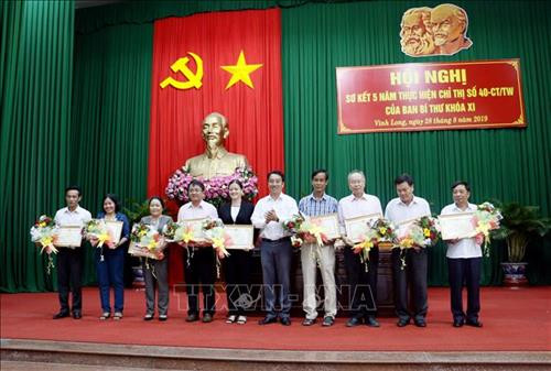 Lễ tặng Bằng khen cho các tập thể và cá nhân có thành tích xuất sắc trong thực hiện công tác tín dụng chính sách xã hội. Ảnh: Phạm Minh Tuấn-TTXVN Lễ tặng Bằng khen cho các tập thể và cá nhân có thành tích xuất sắc trong thực hiện công tác tín dụng chính sách xã hội. Ảnh: Phạm Minh Tuấn-TTXVN