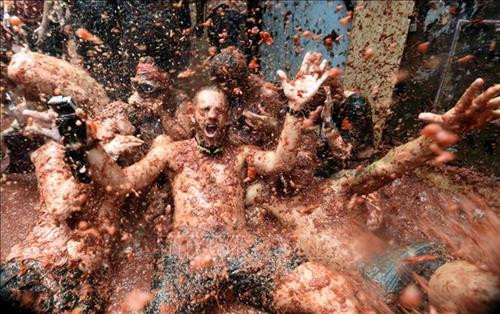 Du khách tham gia lễ hội ném cà chua Tomatina tại Bunol, Tây Ban Nha, ngày 29/8/2019. Ảnh: AFP/ TTXVN