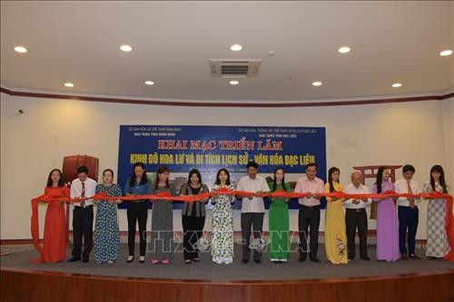 Các đại biểu cắt băng khai mạc Triển lãm “Kinh đô Hoa Lư và di tích lịch sử – văn hóa Bạc Liêu”. Ảnh: Nhật Bình - TTXVN.