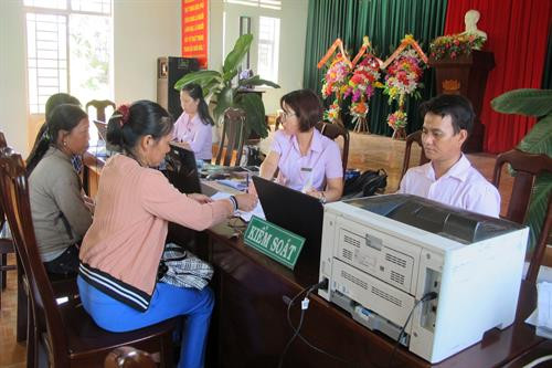 Người dân tại xã Kon Lơng Khơng, huyện Kbang, tỉnh Gia Lai đến giao dịch trong buổi giao dịch định kỳ của Ngân hàng Chính sách xã hội tỉnh Gia Lai. Ảnh: Hoài Nam – TTXVN. Người dân tại xã Kon Lơng Khơng, huyện Kbang, tỉnh Gia Lai đến giao dịch trong buổi giao dịch định kỳ của Ngân hàng Chính sách xã hội tỉnh Gia Lai. Ảnh: Hoài Nam – TTXVN.