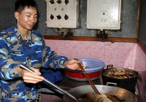 Cơm ngon, canh ngọt giữa biển Trường Sa ảnh 3