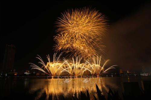 Màn trình diễn pháo hoa của đội Nga. Ảnh: Trần Lê Lâm – TTXVN