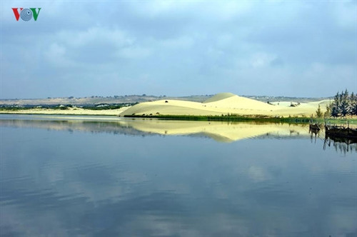 Bàu trong tiếng địa phương nghĩa là "hồ"