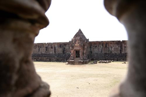 Mặt tiền của một khu đền chính qua cửa sổ của khu đền chính còn lại. Ảnh: Phạm Kiên - Phóng viên TTXVN tại Lào Mặt tiền của một khu đền chính qua cửa sổ của khu đền chính còn lại. Ảnh: Phạm Kiên - Phóng viên TTXVN tại Lào