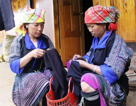 Tranh thủ những lúc rảnh rỗi, phụ nữ Mông thường may váy áo. Ảnh: Hoài Anh Tranh thủ những lúc rảnh rỗi, phụ nữ Mông thường may váy áo. Ảnh: Hoài Anh