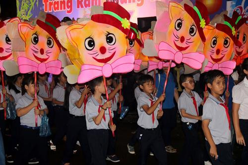 Các em thiếu nhi rước đèn đi qua các tuyến phố. Các em thiếu nhi rước đèn đi qua các tuyến phố.