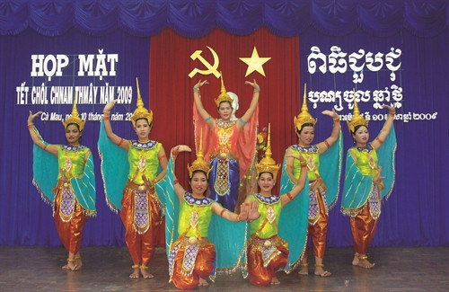 Rô băm "Nàng tiên bay" được biểu diễn bởi Đội Thông tin văn nghệ Khmer tỉnh Cà Mau