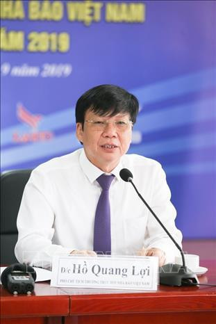 Đồng chí Hồ Quang Lợi, Phó Chủ tịch thường trực Hội Nhà báo Việt Nam phát biểu tại buổi họp báo. Ảnh: Trọng Đạt - TTXVN Đồng chí Hồ Quang Lợi, Phó Chủ tịch thường trực Hội Nhà báo Việt Nam phát biểu tại buổi họp báo. Ảnh: Trọng Đạt - TTXVN